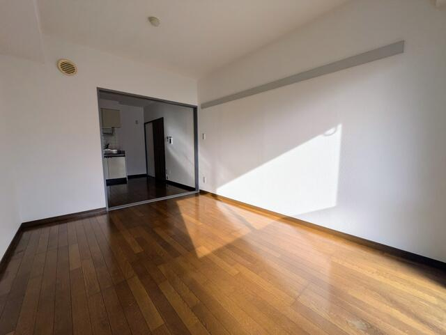 バルコニー側洋室