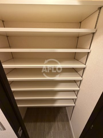 ＣＯＣＯ ＭＡＲＩＮＩの内装|シューズボックス