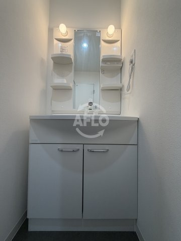 日生ロイヤルマンション十三の独立洗面台|洗面台