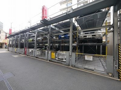 イニシア菊名桜山公園の駐車場