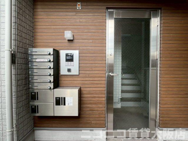 京都市伏見区鳥羽町のアパートのエントランス