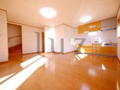 横浜市南区永田南２丁目のテラスの居間・リビング|広々とした綺麗なフローリングのお部屋です！