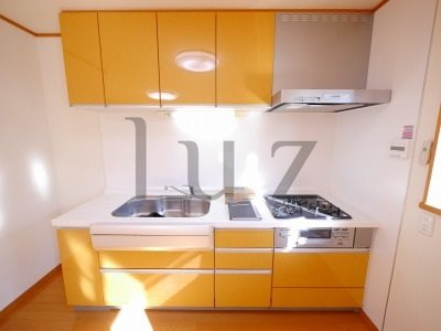 横浜市南区永田南２丁目のテラスのキッチン|グリル付きの3口コンロ！