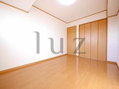 横浜市南区永田南２丁目のテラスの寝室|明るい日差しが入るお部屋です！