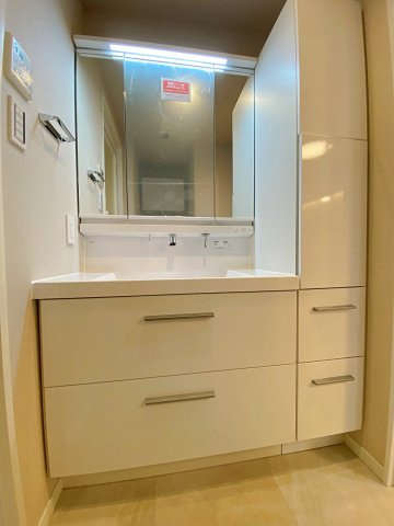 ワコーレ堀切菖蒲園Ⅱの独立洗面台|機能性とデザイン性を兼ね備えた新規交換済みの洗面化粧台です。使い勝手の良い大型鏡と豊富な収納スペースを備えており、散らかりがちな洗面小物や衛生用品を整頓でき、忙しい朝の身支度もスムーズに行えます。