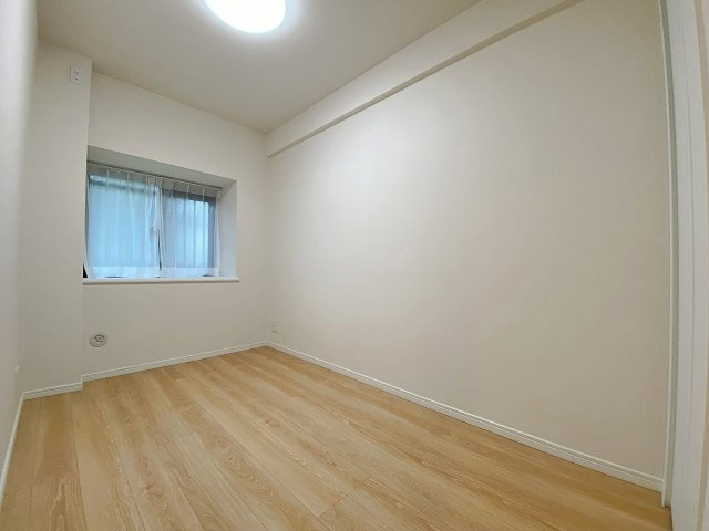 ワコーレ堀切菖蒲園Ⅱの子供部屋|子供部屋や書斎、テレワーク部屋としても便利な4.5帖の洋室です。整形な室内に便利な収納を完備しており、家具のレイアウトもしやすく空間をスマートに使っていただける魅力的なお部屋となっています。
