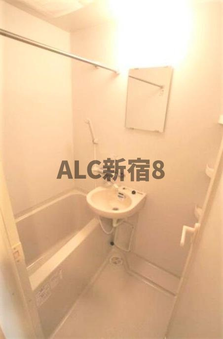 新宿区中井１丁目の賃貸マンションの洗面所|忙しい朝には欠かせない洗面所です