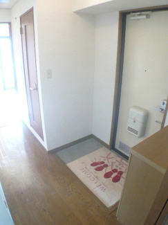 玄関入って廊下が有る為部屋を訪問者にのぞかれません。