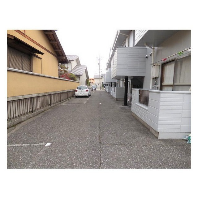 サンティーヌ神山の駐車場