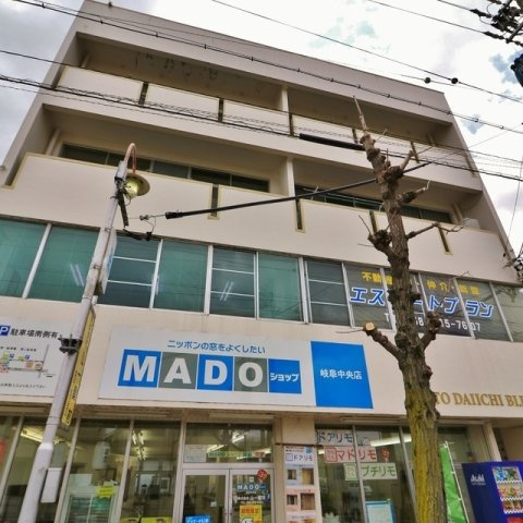加藤第一ビル（徹明通・事務所）のエントランス