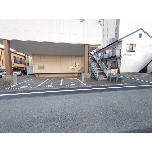 メゾンベルウッドＦの駐車場