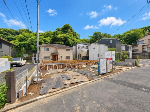 横浜市港北区仲手原２丁目の新築一戸建の前面道路含む現地写真|陽当りの良さが伝わります。
是非一度、現地へ起こしください。

