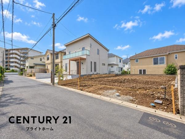 横浜市旭区万騎が原の新築一戸建の前面道路含む現地写真|車通りが少ない為、小さなお子様にも安心です。
是非一度、現地へ起こしください。