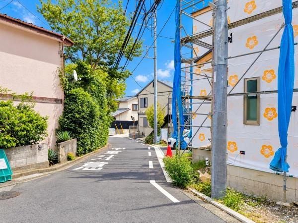 横浜市戸塚区戸塚町の新築一戸建の前面道路含む現地写真|周辺は落ち着いた街並みになります。
子育てにはぴったりの住環境♪
