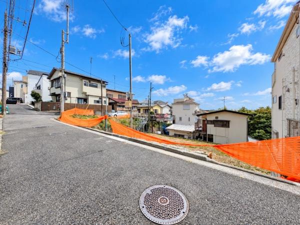 横浜市南区大岡１丁目の新築一戸建の前面道路含む現地写真|周辺は落ち着いた街並みになります。
子育てにはぴったりの住環境♪