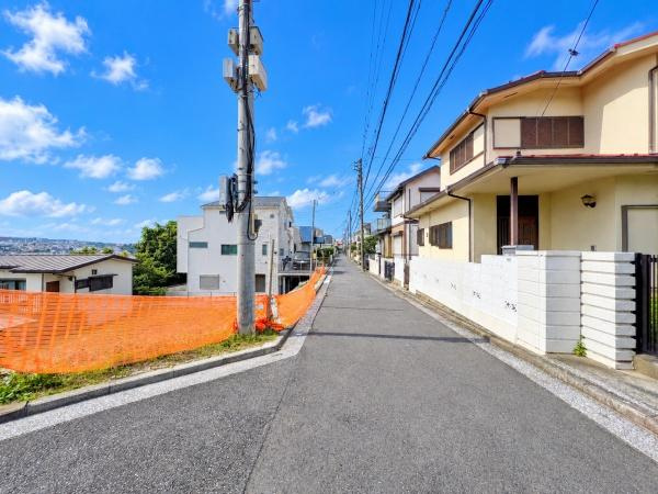 横浜市南区大岡１丁目の新築一戸建の前面道路含む現地写真|陽当りの良さが伝わります。
是非一度、現地へ起こしください。

