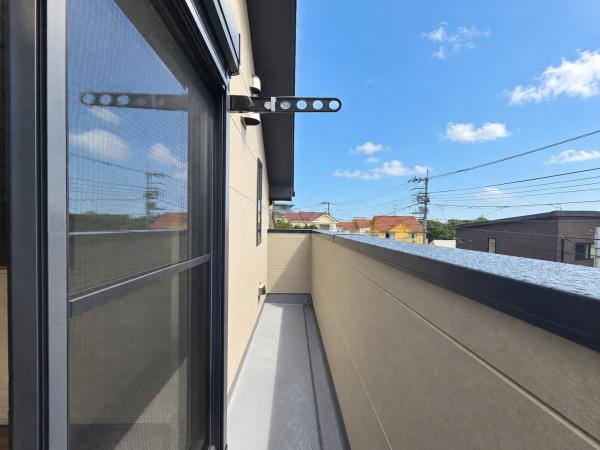 横浜市神奈川区羽沢町の新築一戸建のバルコニー|陽当り良好のバルコニー！
風通しもよく気持ちいいです