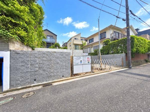 横浜市戸塚区平戸町の新築一戸建の前面道路含む現地写真|周辺は落ち着いた街並みになります。
子育てにはぴったりの住環境♪
