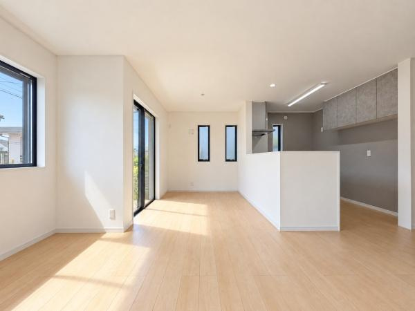横浜市戸塚区平戸町の新築一戸建の居間・リビング|LDKは窓が多く、陽当たり通風良好です。
