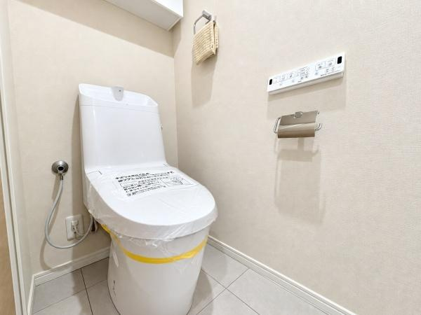 【トイレ】 | リベレンス武蔵新城 | 清潔感のあるトイレは、シンプルで機能的な設計。毎日使う場所だからこそ、快適性にこだわった空間に仕上がっています。