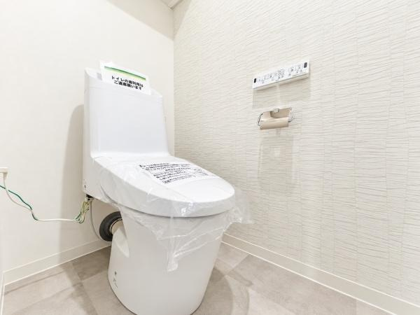 【トイレ】 | ヴィル・レーヴ鷺沼 | 清潔感のあるトイレは、シンプルで機能的な設計。毎日使う場所だからこそ、快適性にこだわった空間に仕上がっています。