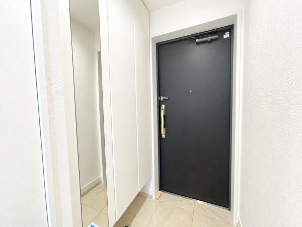 【玄関】 | ヴィル・レーヴ鷺沼 | 収納豊富な広々玄関です！すっきりと整理整頓しやいレイアウトです！
