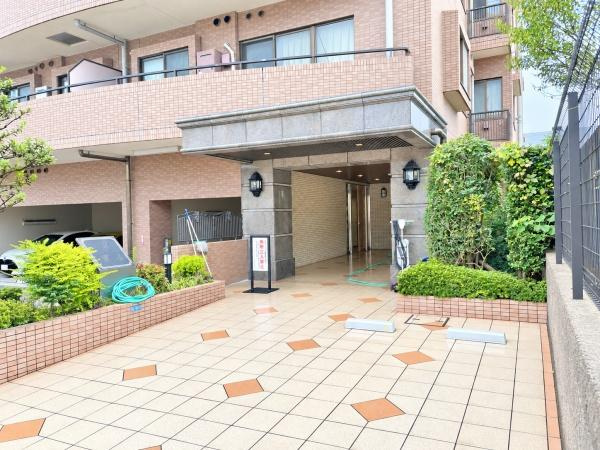 【エントランス】 | ヴィル・レーヴ鷺沼 | 明るい印象のエントランスが皆様を迎え入れます。管理体制がしっかりしていることがうかがえる綺麗なエントランスです。