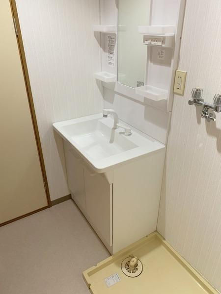 三軒家東4丁目貸家の洗面所|★独立洗面台完備★