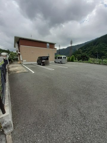 サンワードの駐車場