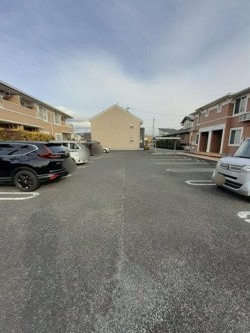 クレバー　レンドＡの駐車場