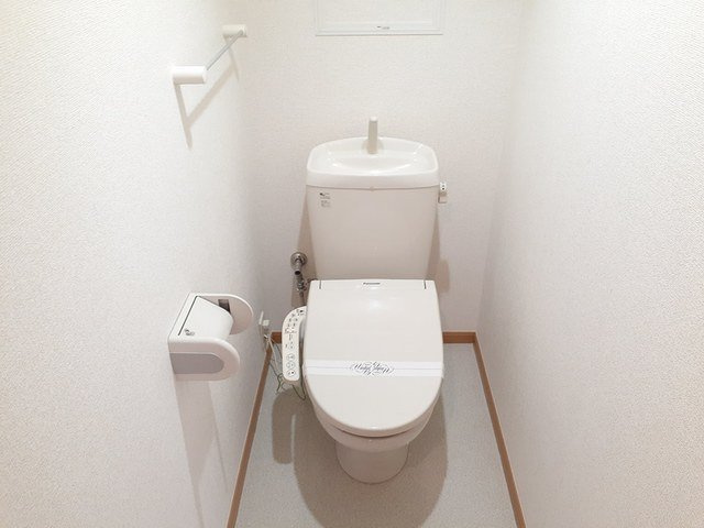 イヴェールⅢのトイレ|落ち着いたトイレです