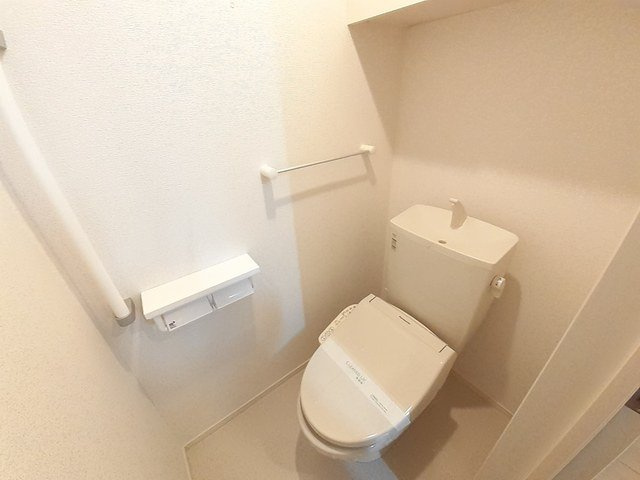 サニーヒルハウスのトイレ|落ち着いた色調のトイレです