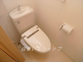 ガーデンハウスのトイレ|シャワートイレ・収納棚あり