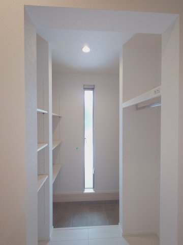 ◇高松市三谷町オール電化住宅◇３０帖の広いリビングの平屋建てのお家です！の収納|玄関収納
可動棚付きのシューズインクローゼットは、靴の種類や家族構成の変化に合わせて収納を調整しやすい点が魅力です。今ある靴を収めるだけでなく、暮らしの変化に対応しやすい収納 になります。