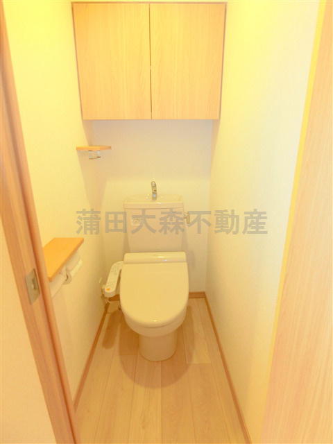 ルーブル大鳥居伍番館のトイレ|吊戸棚と温水暖房便座付きのトイレ