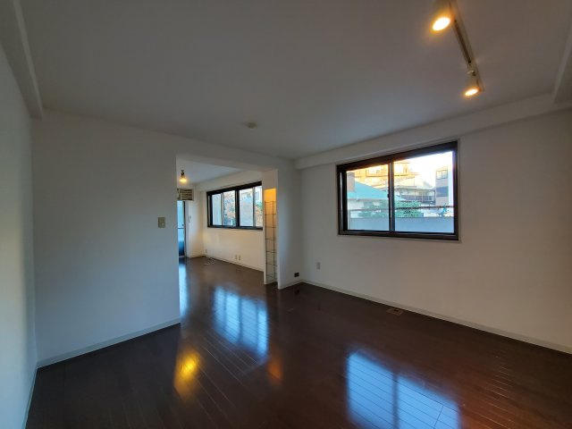 上智マンションの寝室|広くて明るい寝室