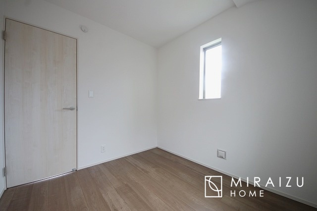 【子供部屋】 | お子様のお部屋にも主寝室にも使えますね。窓が二面についていますので採光もばっちり、空気の入れ替えもOK！自分のお部屋を持ちたいお子様の夢を叶えます！