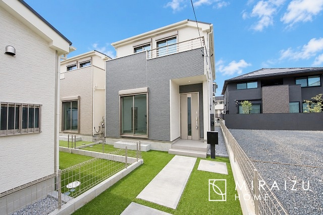 【外観】 | 青く澄み渡った綺麗な空と、陽の光をたっぷりと受ける、そんな新築住宅で新生活をスタートしてみませんか？見学・ご相談等、ミライズホーム(株)までお気軽にご連絡下さい。