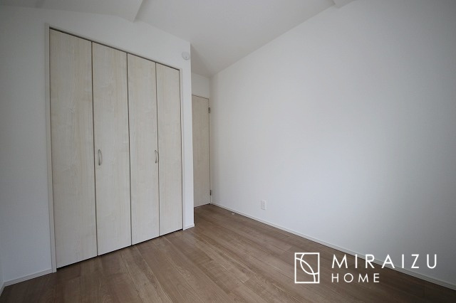 【子供部屋】 | 床のフローリングもオシャレな洋室が嬉しいです。独立性のある住宅ですので、各居室それぞれ、テイストの違うお部屋インテリア造りをしても面白いかもしれませんね！