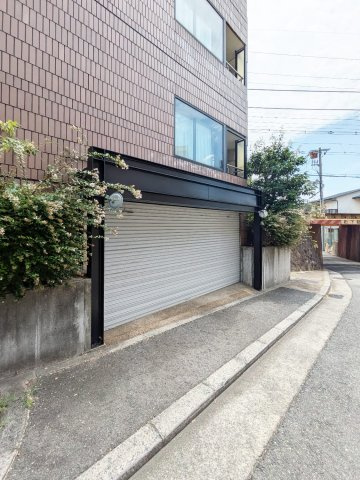 芦屋市三条町の賃貸マンションの駐車場