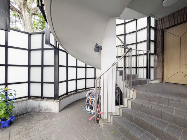 芦屋市三条町の賃貸マンションのエントランス