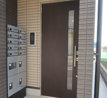 入間市河原町のアパートのエントランス