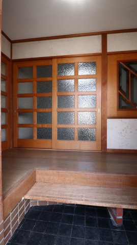 城が山4丁目戸建の玄関