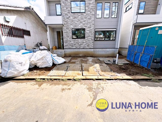 牛久市南1期　新築戸建　2号棟の駐車場|お仕事前後の「早朝」「夜間」対応も可能です◎お時間がなかなかとれない方も、柔軟に調整いたします♪