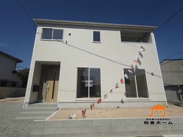 クレイドルガーデンさぬき市志度第２◇耐震等級３取得の地震に強いオール電化住宅です！の前面道路含む現地写真|４号棟現地写真
駐車場スペースは３台以上のゆったりとした区画です。入居者以外の出入りが少ないので駐車が苦手な方にも安心です。家族の複数台所有や来客用駐車や将来的な車の増台にも対応しやすいです。