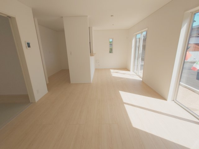 クレイドルガーデンさぬき市志度第２◇耐震等級３取得の地震に強いオール電化住宅です！の居間・リビング|４号棟
 仕事スペースをリビングの一角に設けたり、家の中でアウトドア感を楽しむことが可能な１７.０帖の広いリビングが魅力的なお家です。