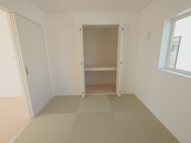 クレイドルガーデンさぬき市志度第２◇耐震等級３取得の地震に強いオール電化住宅です！の和室|４号棟
そのまま寝転がったり、客間として来客を案内したりできる便利な和室です。 用途を自由自在に変えられる和室は、生活に寄り添った部屋として重宝します。