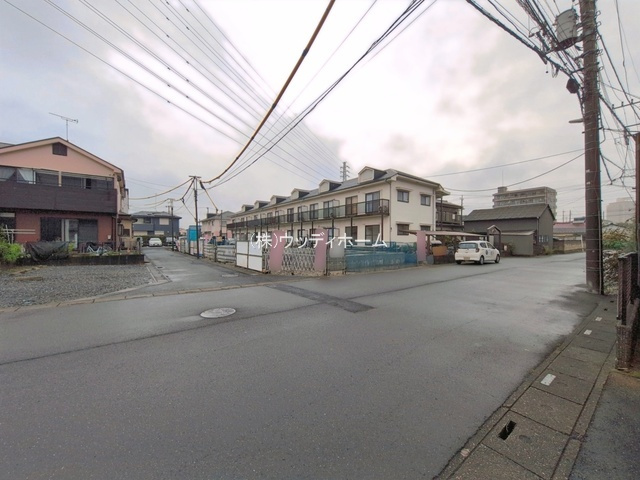 越谷市神明町1期　新築一戸建て　1号棟の前面道路含む現地写真