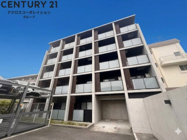 オートロックで外部の人間が簡単に出入りできないため安心です。