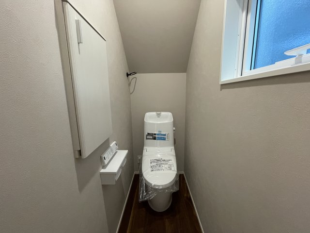 【トイレ】 | 【新築分譲住宅　～Sumika～】　リリーフ柏木　☆全1棟☆ | ウォシュレット機能付きシャワートイレは、ツイントルネード洗浄なので、少ない水でもしっかりと前方の返し部分から後方部までしっかり洗浄！